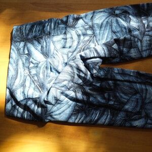 Lululemon Leggings – Blue Botanical Print, Size 0, Like New